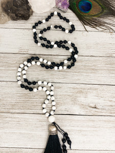 Howlite / Onyx Mala