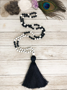 Howlite / Onyx Mala