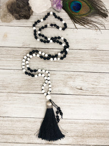 Howlite / Onyx Mala